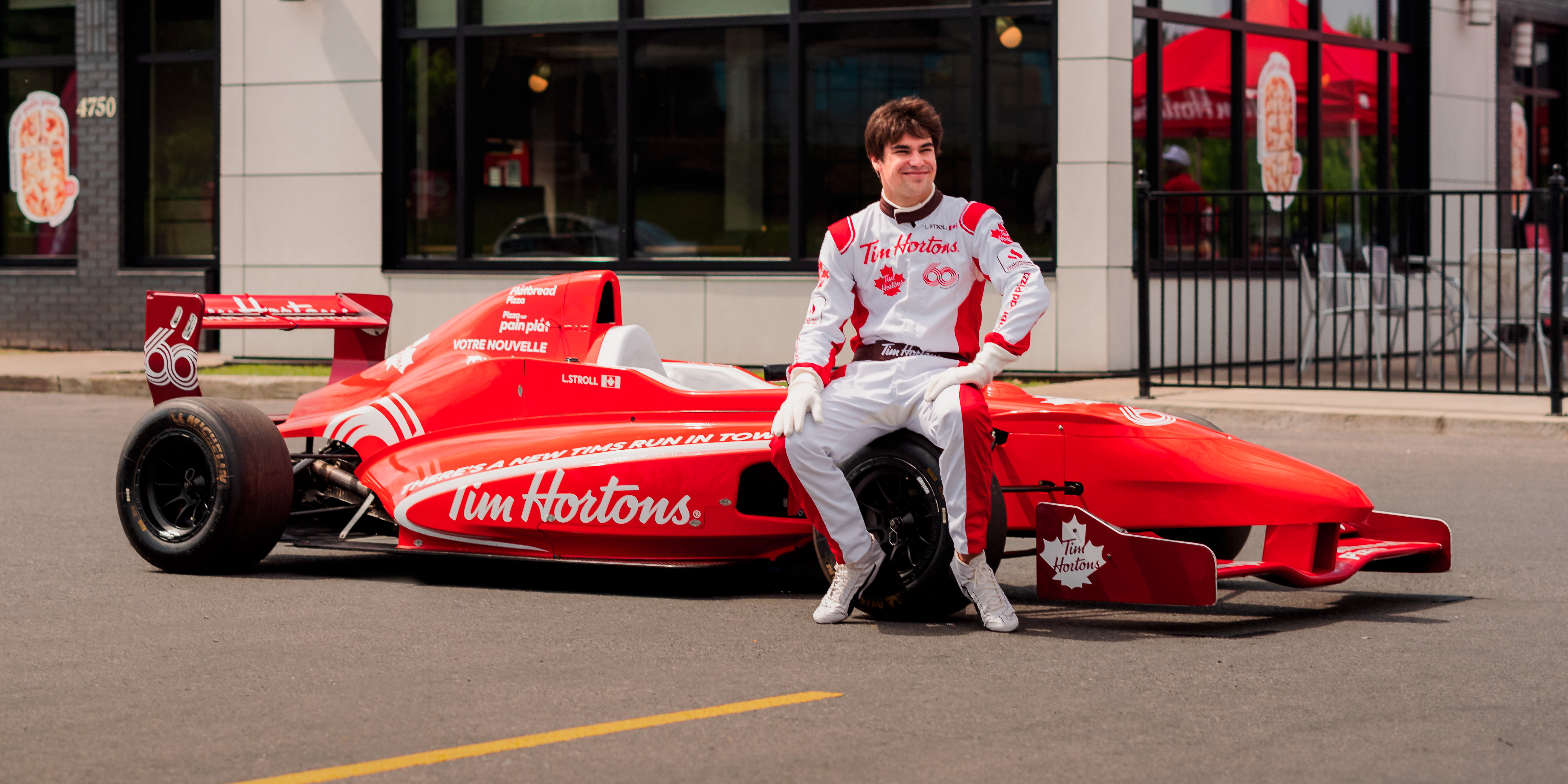 Le pilote de F1 canadien Lance Stroll fait un arrêt très spécial avec une voiture de course Tim Hortons dans un Tim de Montréal, sa ville natale