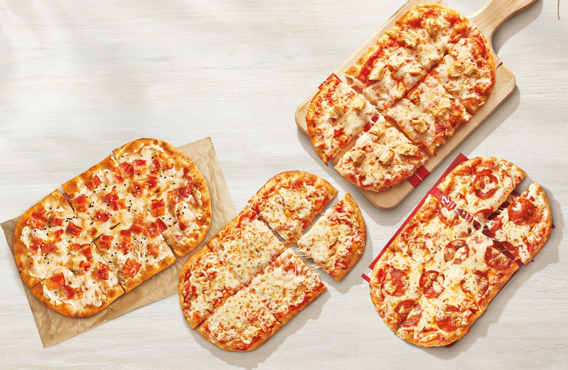 C'est officiel : les pizzas sur pain plat ont conquis tout le pays! Après des tests de marché concluants, les pizzas sur pain plat de Tim sont offertes dès aujourd'hui à partir de seulement 6,99 $*, partout au Canada