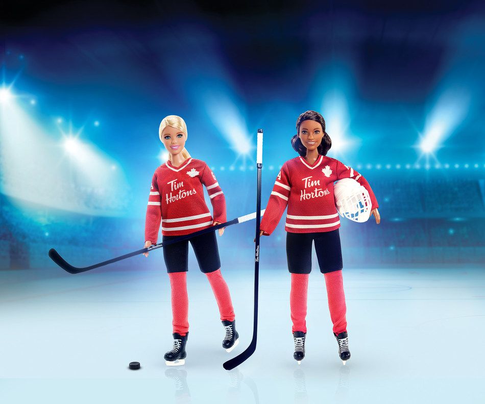Deux Barbies de hockey Tim Hortons sont offertes. Sont inclus avec la poupée : un chandail de hockey Tim Hortons, un casque, un bâton de hockey, un support de poupée et un certificat d’authenticité. Les Barbies de hockey Tim Hortons, qui se vendent à 29,99 $ chacune, sont un excellent cadeau pour les collectionneurs et les enfants de six ans et plus. (Groupe CNW/Tim Hortons)