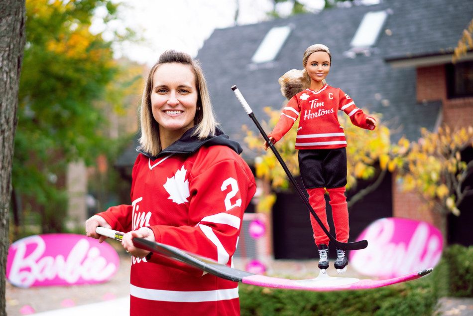 Deux Barbies de hockey Tim Hortons sont offertes. Sont inclus avec la poupée : un chandail de hockey Tim Hortons, un casque, un bâton de hockey, un support de poupée et un certificat d’authenticité. Les Barbies de hockey Tim Hortons, qui se vendent à 29,99 $ chacune, sont un excellent cadeau pour les collectionneurs et les enfants de six ans et plus. (Groupe CNW/Tim Hortons)