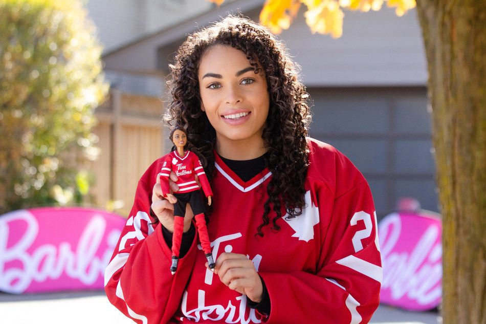 Deux Barbies de hockey Tim Hortons sont offertes. Sont inclus avec la poupée : un chandail de hockey Tim Hortons, un casque, un bâton de hockey, un support de poupée et un certificat d’authenticité. Les Barbies de hockey Tim Hortons, qui se vendent à 29,99 $ chacune, sont un excellent cadeau pour les collectionneurs et les enfants de six ans et plus. (Groupe CNW/Tim Hortons)