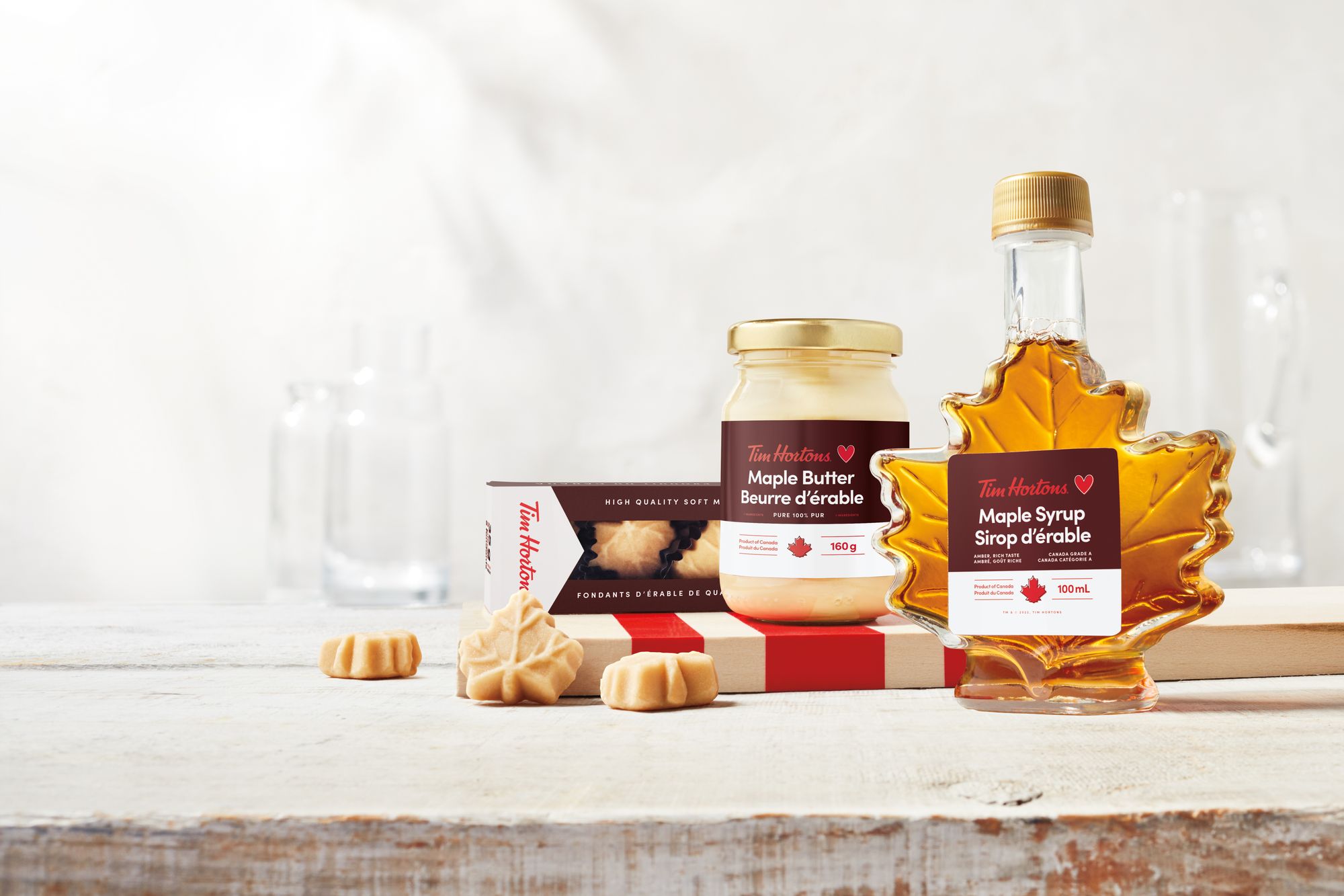 Tim Hortons présente la NOUVELLE collection érable d'automne fabriquée au Québec, mettant en vedette du sirop d'érable, du beurre d'érable et des fondants à l'érable, tous préparés avec du sirop d'érable 100 % québécois