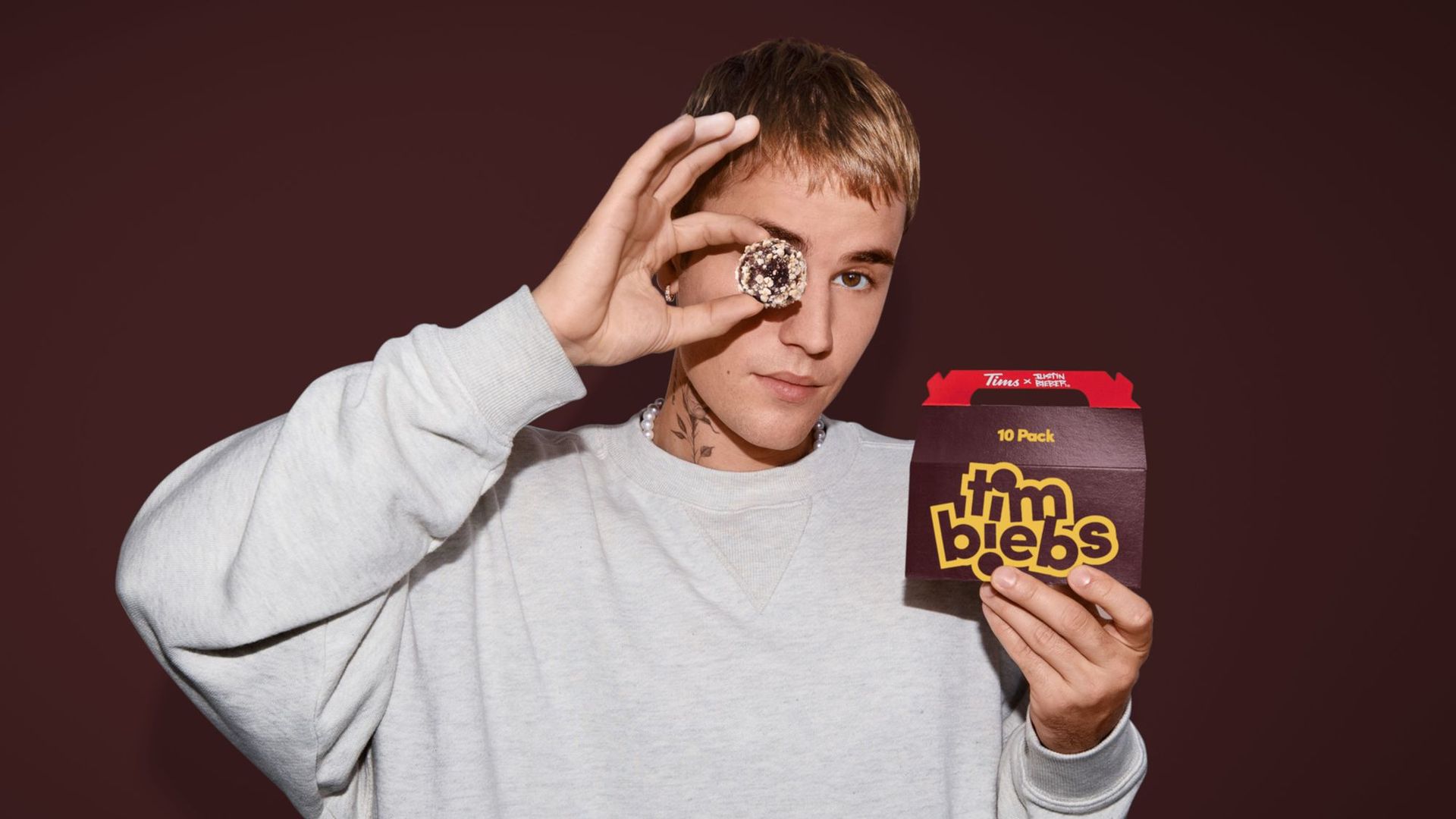 Ils sont enfin arrivés! La gamme de Timbits d’édition limitée Timbiebs de Justin Bieber ainsi qu’une série de marchandises exclusives sont maintenant offertes dans les restaurants Tim Hortons participants au Canada et aux États-Unis.