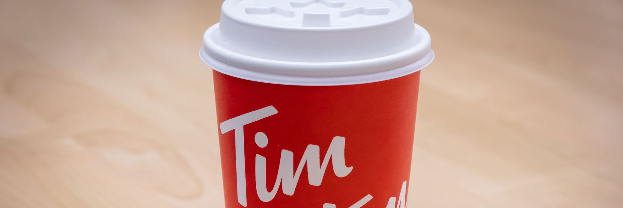 Tim Hortons lance de tout nouveaux couvercles blancs à boissons chaudes pour sa plateforme « Tim. Du bien au quotidien. », et mettra à l'essai des couvercles faits de fibres sans plastique en 2022