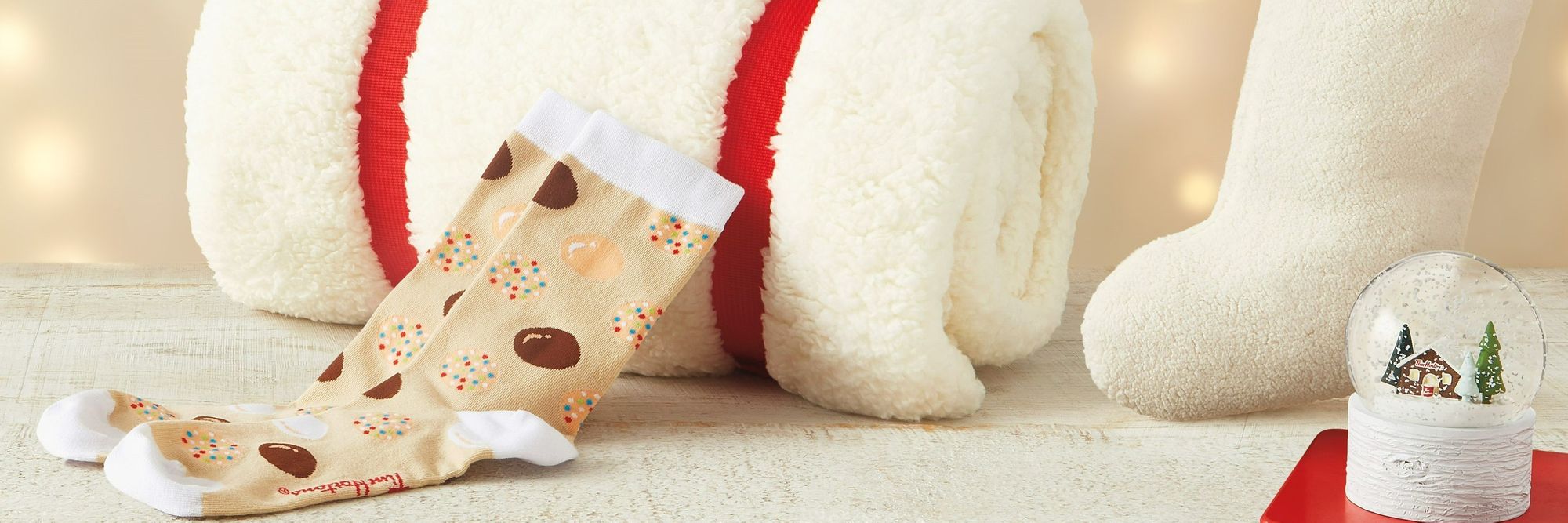 Faites le plein de cadeaux avec la nouvelle collection de marchandises des Fêtes 2022 de Tim Hortons, qui inclut un bas de Noël, une couverture douillette, une boule à neige et une paire de bas festifs