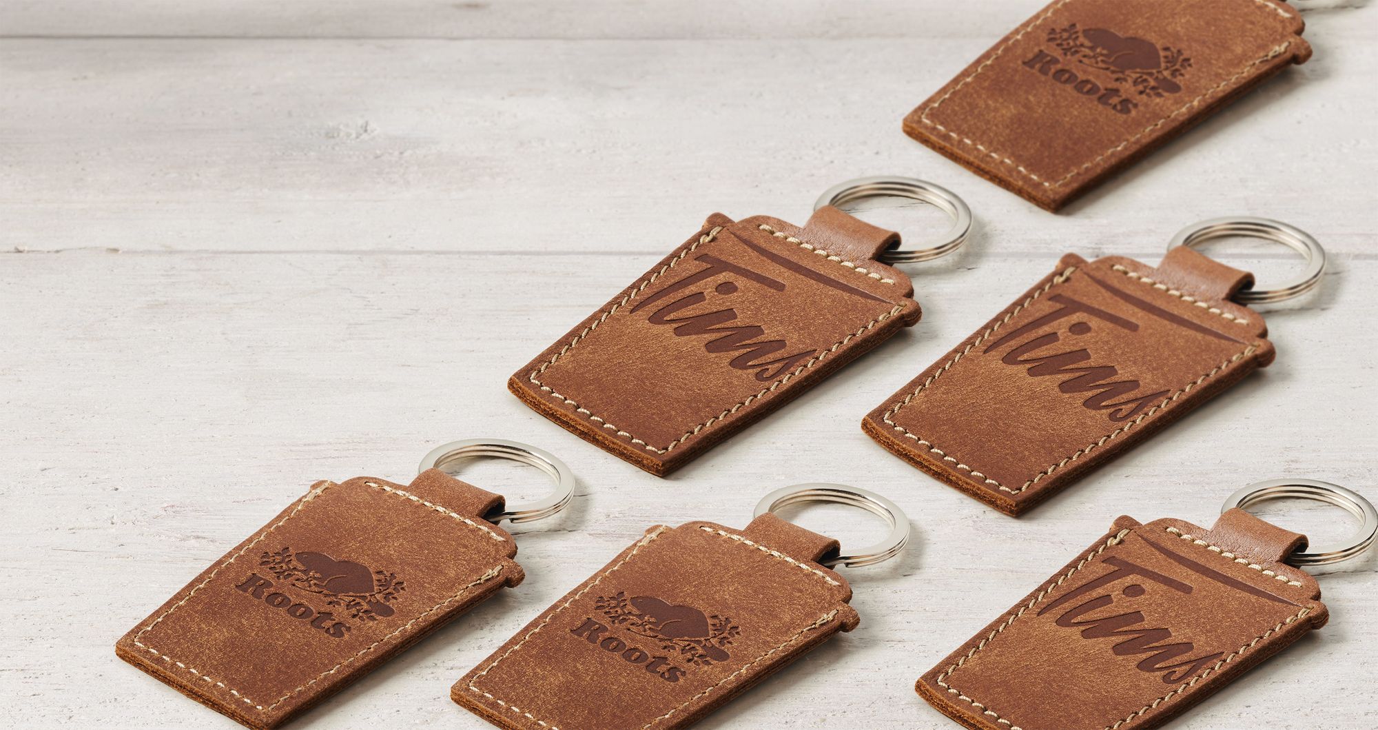 Tim Hortons et Roots font équipe pour lancer un porte-clés en cuir en forme de tasse à café, fabriqué au Canada en édition limitée