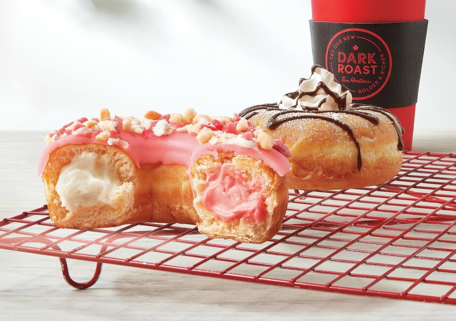 Tim Hortons innove encore en matière de beignes, avec ses beignes de rêve avec garniture maintenant offerts en saveurs shortcake aux fraises et chou à la crème vanillée