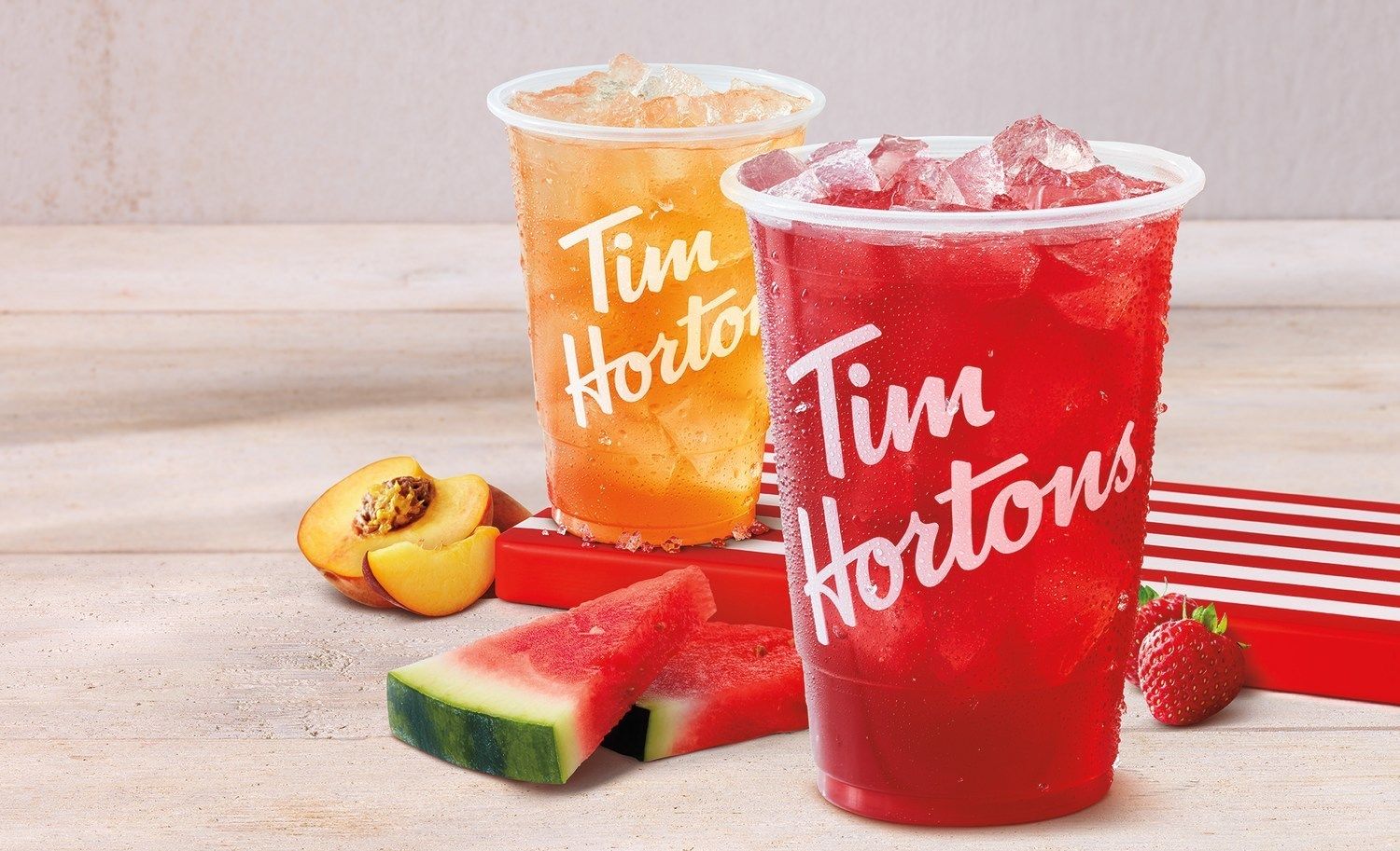 Tim Hortons lance les RafraîchiTim aux vrais fruits, offerts en saveurs fraise-melon et pêche