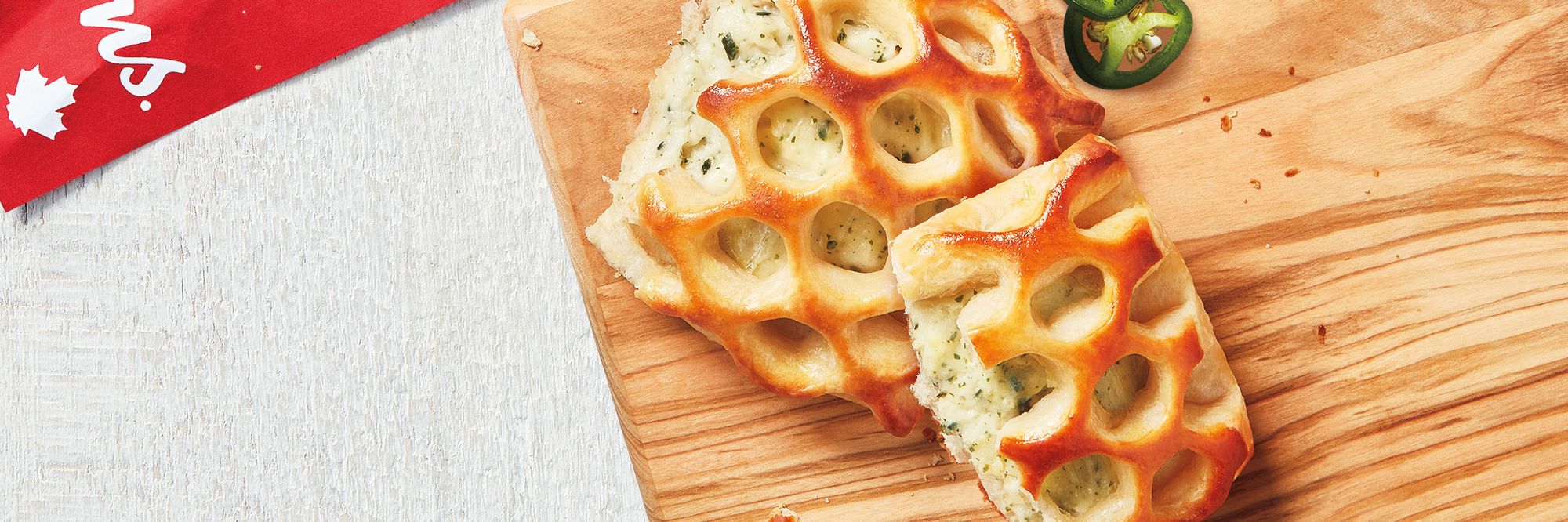 Votre Tim préféré offre un nouveau produit savoureux à ne pas manquer : les Bouchées Tim, de délicieux feuilletés fraîchement préparés tout au long de la journée, offerts en deux saveurs, ail et fines herbes, et jalapeño