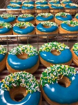 Le Beigne d’entraide pour la Nouvelle-Écosse de Tim Hortons est maintenant offert dans tout le Canada, et la totalité des recettes est versée au Fonds de soutien - Ensemble pour la Nouvelle-Écosse de la Croix-Rouge canadienne (Groupe CNW/Tim Hortons)