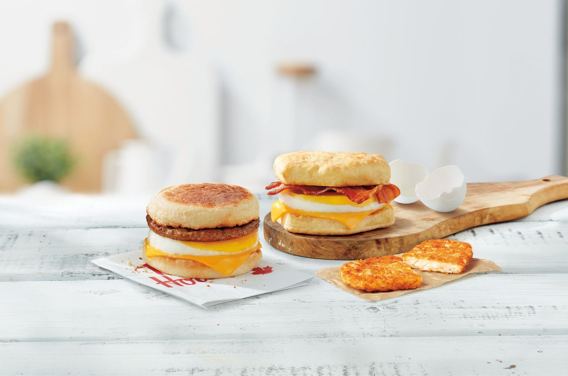 L'heure est aux œufs fraîchement cassés 100 % canadiens dans les restaurants Tim Hortons partout au pays : nous sommes fiers de les servir dans tous les sandwichs de déjeuner