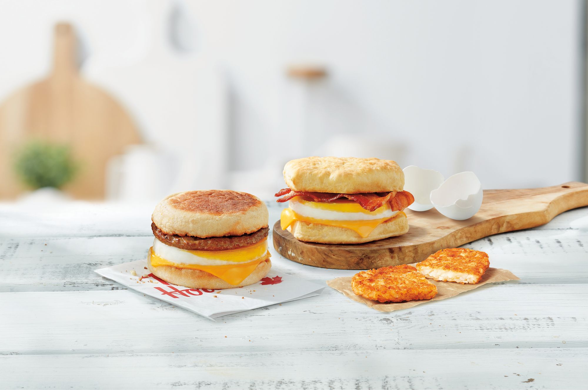 L'heure est aux œufs fraîchement cassés 100 % canadiens dans les restaurants Tim Hortons partout au pays : nous sommes fiers de les servir dans tous les sandwichs de déjeuner