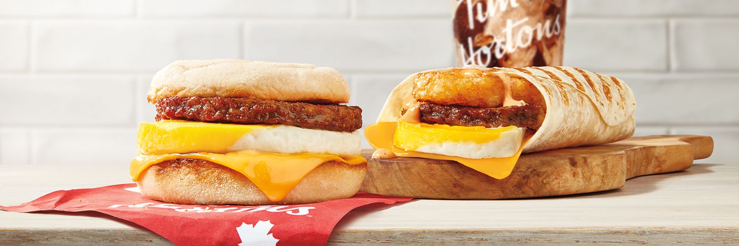 Tim Hortons lance de nouveaux produits de déjeuner avec la saucisse à base de plantes Impossible: les savoureux Timatin et wraps-matin galette végé