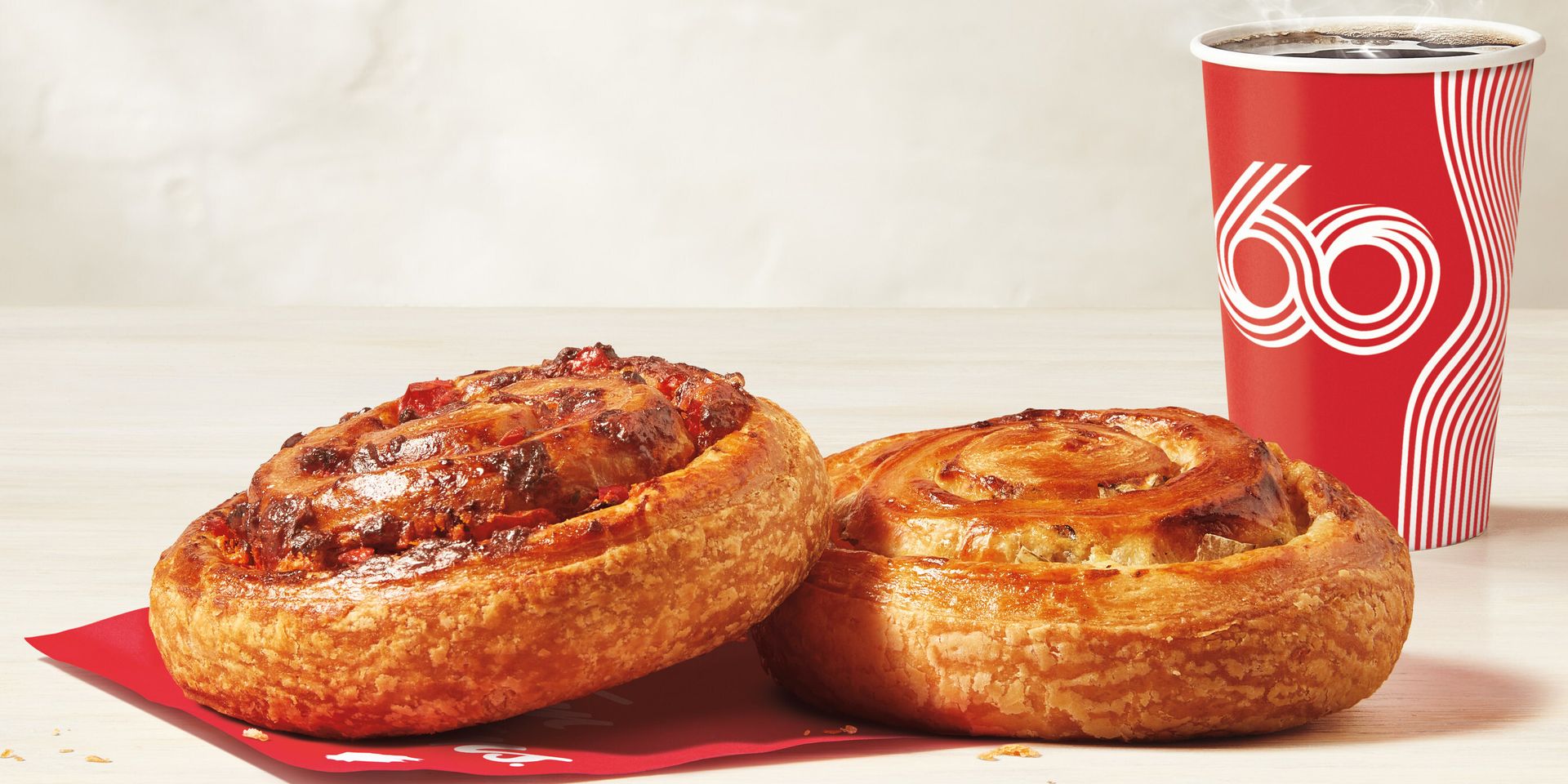 Tim Hortons lance les brioches salées, de nouvelles pâtisseries feuilletées et dorées, offertes en deux délicieuses variétés : oignons caramélisés et parmesan, et poivrons rouges grillés et fromage suisse