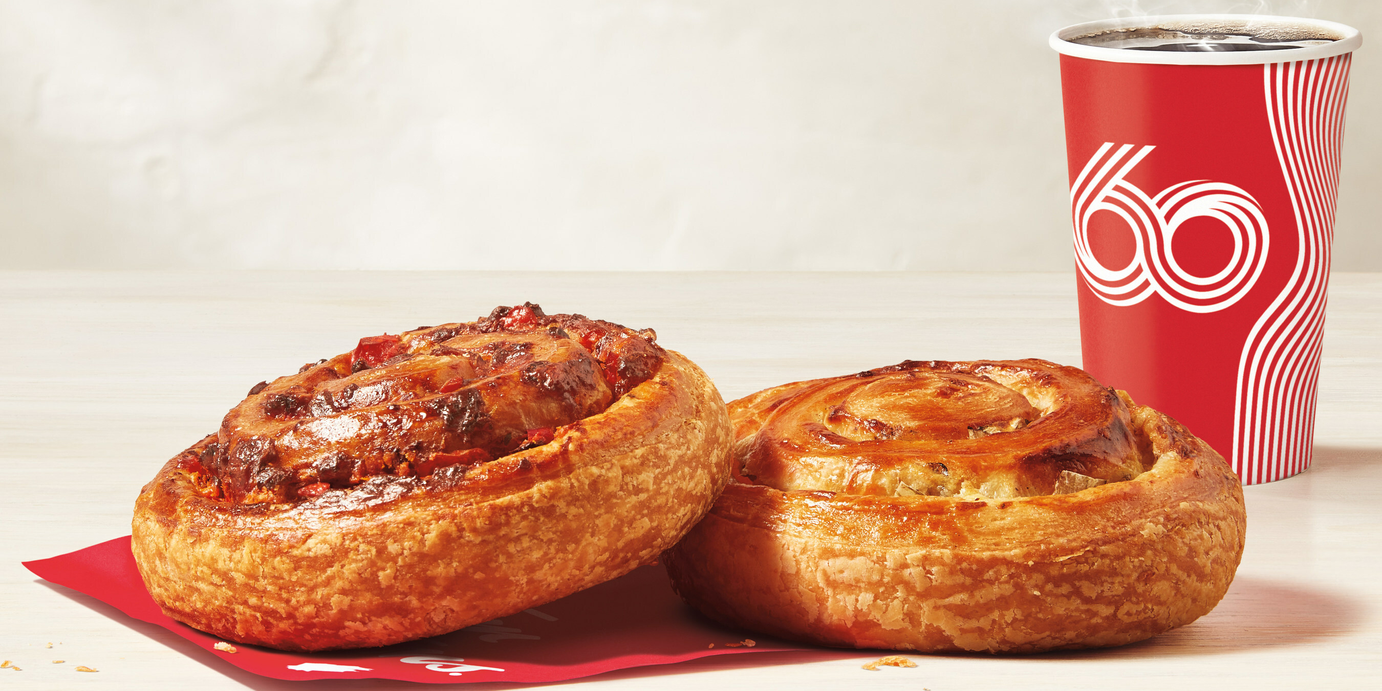 Tim Hortons lance les brioches salées, de nouvelles pâtisseries feuilletées et dorées, offertes en deux délicieuses variétés : oignons caramélisés et parmesan, et poivrons rouges grillés et fromage suisse